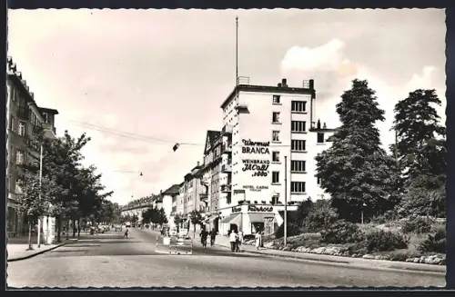 AK Rastatt, Bahnhofstrasse mit Hotel Garni Föckler und Hauswandwerbung für Warmut Branca Weinbrand Jacobi