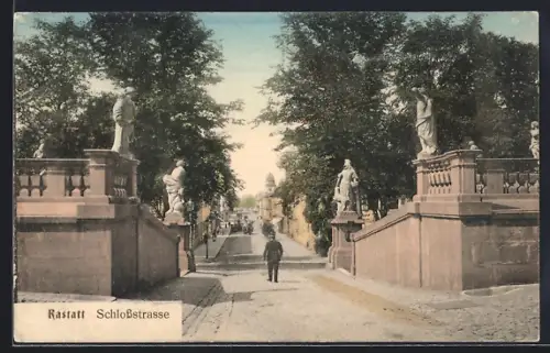 AK Rastatt, Schlossstrasse mit Passanten