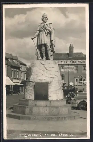 AK Wantage, King Alfred`s Statue in front of the Post Office