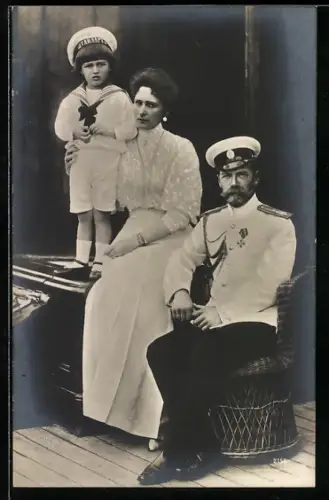 AK Nikolaus II von Russland mit Frau und Kind