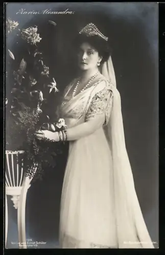 AK Zarin Alexandra von Russland posiert vor prächtigen Blumen