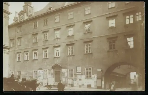 Foto-AK Wien, Universitätsplatz, Geschäft mit Reklameschildern