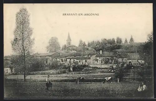 AK Brabant-en-Argonne, Vue du village avec église et pâturages avec vaches et cavaliers