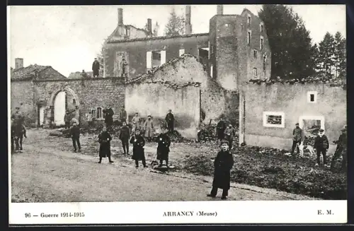 AK Arrancy /Meuse, Guerre 1914-1915, enfants devant des bâtiments en ruines