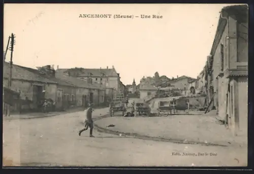AK Ancemont /Meuse, Une rue animée avec bâtiments et passant