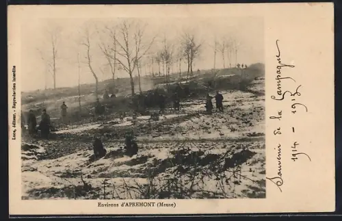 AK Apremont /Meuse, Scène hivernale sur le champ enneigé avec soldats en arrière-plan