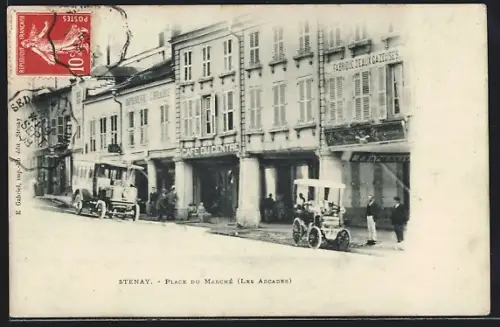 AK Stenay, Place du Marché, Les Arcades, avec voitures anciennes et bâtiments historiques