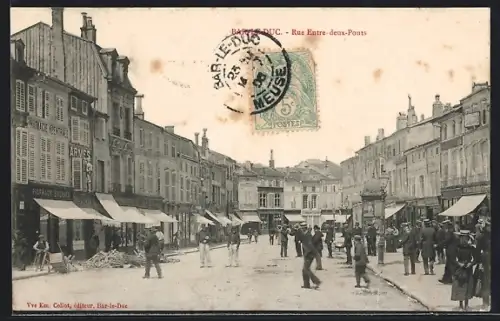 AK Bar-le-Duc, Rue Entre-deux-Ponts animée avec passants et commerces