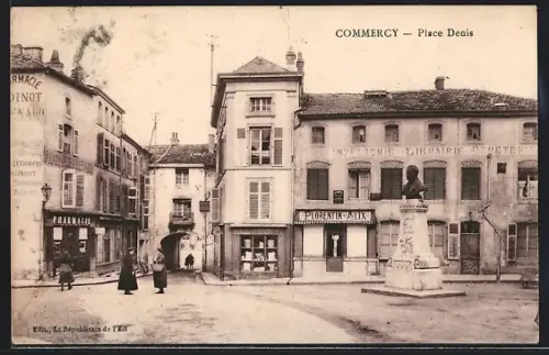 AK Commercy, Place Denis avec pharmacie et librairie