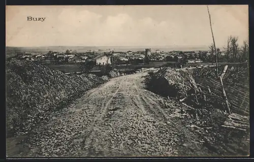 AK Buzy, Route de campagne menant au village en arrière-plan