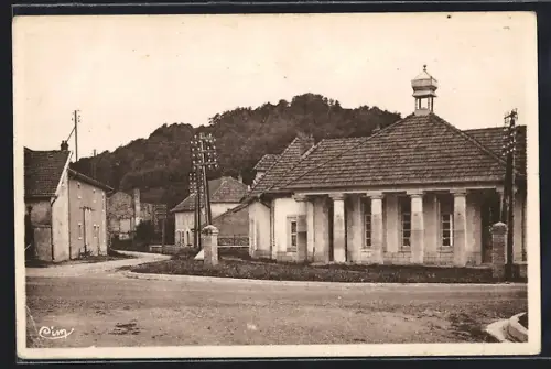 AK Apremont-la-Forêt /Meuse, Mairie et école avec vue sur les collines environnantes