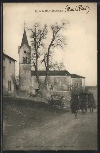 AK Martincourt, Église et soldats sur le chemin devant l`église