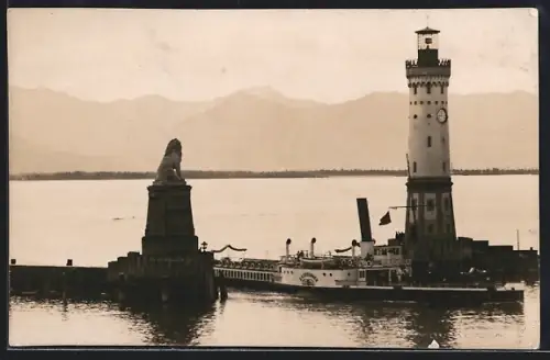Foto-AK Lindau i. B., Hafeneinfahrt mit Dampfschiff