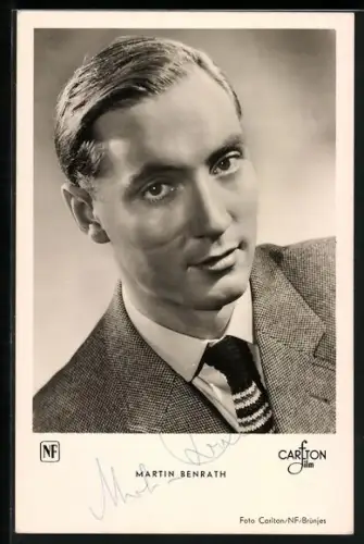 AK Schauspieler Martin Benrath im Anzug ernst blickend, Autograph