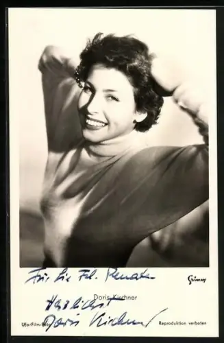 AK Schauspielerin Doris Kirchner streckt sich lächelnd, Autograph