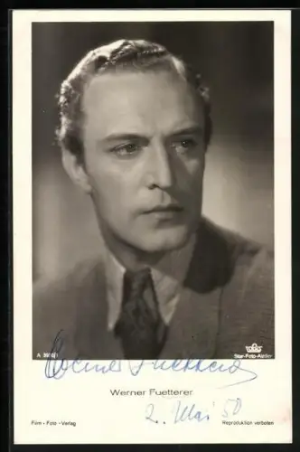 AK Schauspieler Werner Fuetterer im Anzug, den Blick zur Seite gewandt, Autograph
