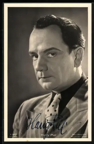 AK Schauspieler Harry Piel im Anzug in die Kamera schauend, Autograph