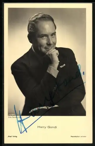 AK Schauspieler Harry Gondi lächelnd die Hand am Kinn haltend, Autograph