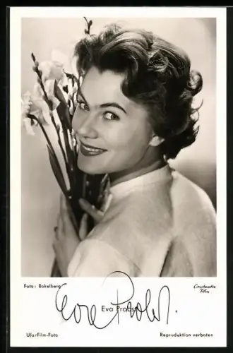 AK Schauspielerin Eva Probst mit Blumen in der Hand, Autograph