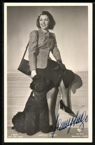 AK Schauspielerin Jenny Jugo mit schwarzem Hund und dunkler Tasche, Autograph