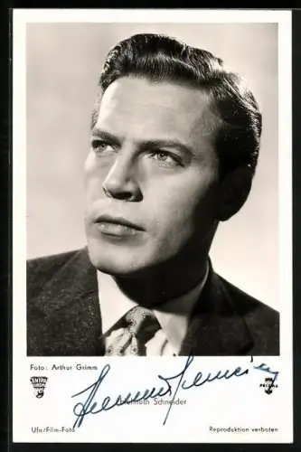 AK Schauspieler Helmut Schneider mit finsterer Miene, Autograph