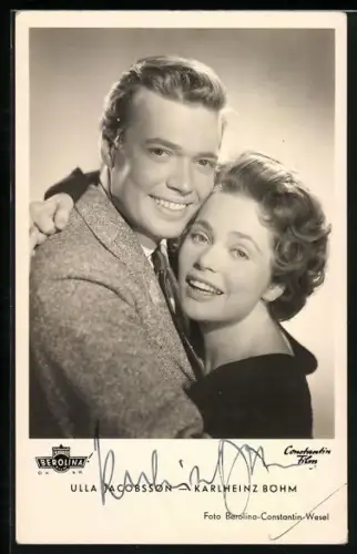 AK Schauspieler Ulla Jacobsson und Karlheinz Böhm in einer Umarmung, Autograph