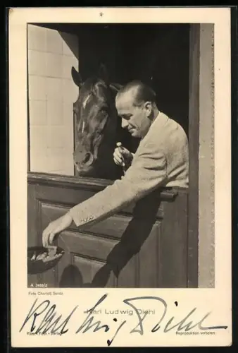 AK Schauspieler Karl Ludwig Diehl, im Stall mit einem Pferd, Autograph