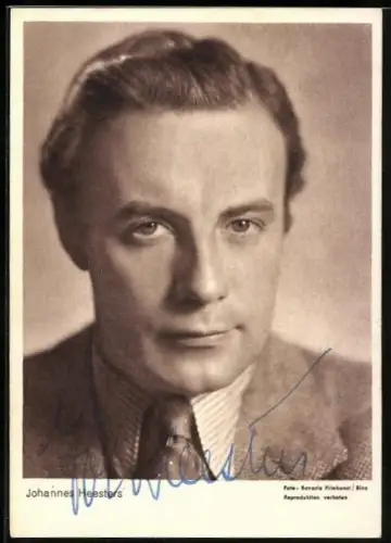 AK Schauspieler Johannes Heesters im Anzug, Autograph
