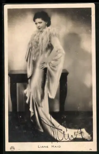 AK Liane Haid in einem seidenen Kleid, Autograph