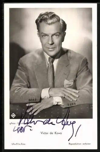 AK Victor de Kowa mit Händen auf einer Tischplatte, Autograph
