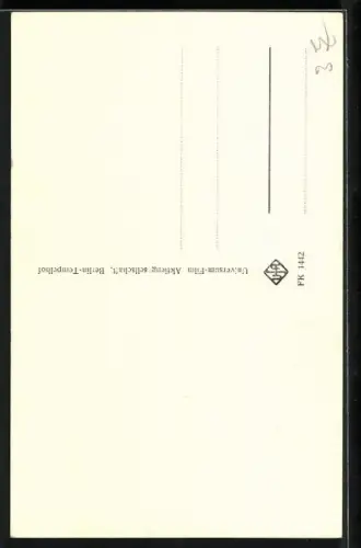 AK Victor de Kowa mit Händen auf einer Tischplatte, Autograph