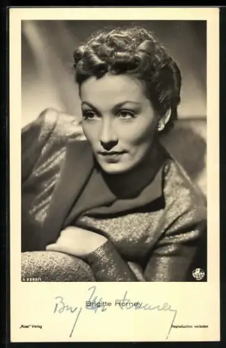 AK Brigitte Horney im Seidenjackett, Autograph
