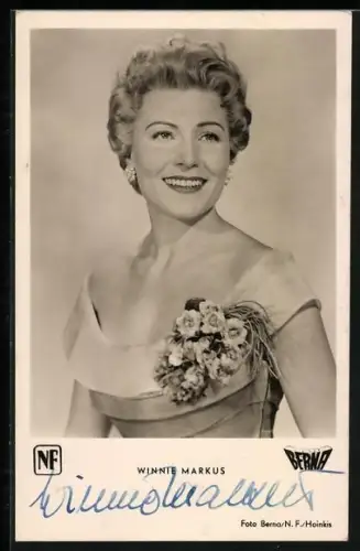 AK Winnie Markus mit Ansteckblumen, Autograph