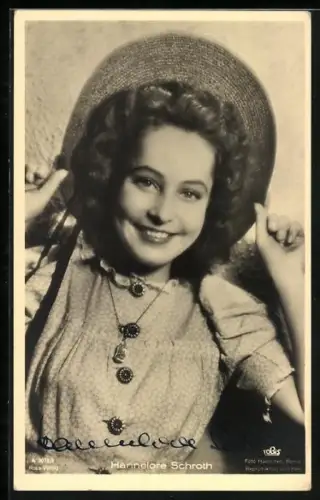 AK Hanneelore Schroth mit Strohhut, Autograph