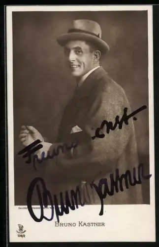 AK Bruno Kastner lächelt in Hut u. Mantel, Autograph