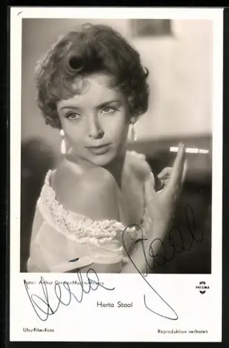 AK Herta Staal mit Zigarette in Die Försterbuben, Autograph