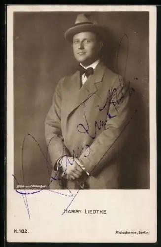AK Harry Liedke in Hut und Mantel, Autograph