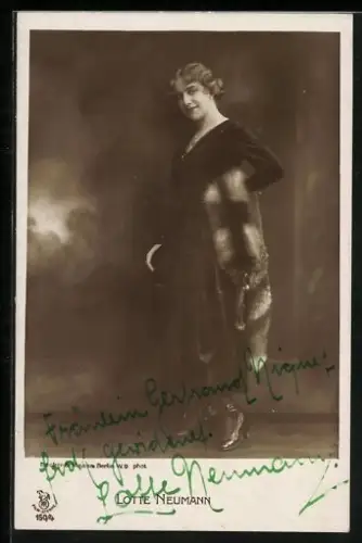 AK Lotte Neumann im Pelzmantel, Autograph