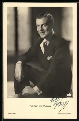 AK Victor de Kowa im eleganten Anzug, Autograph