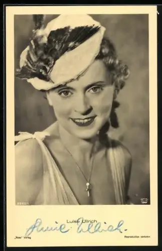 AK Luise Ullrich mit Hütchen und Kreuzkette, Autograph