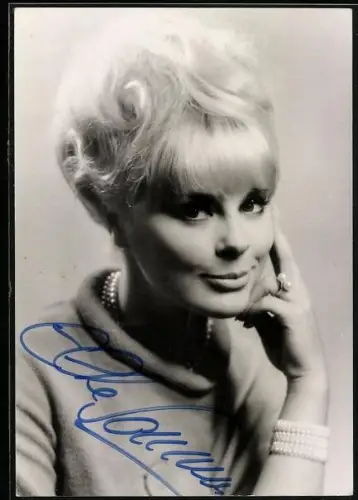 AK Elke Sommer mit aufgestützer Hand, Autograph