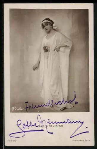 AK Lotte Neumann im weissen Kleid mit Haarband, Autograph