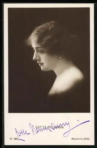 AK Lotte Neumann, Seitenportrait, Autograph