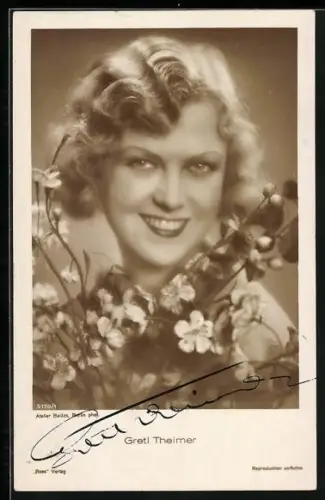 AK Gretl Theimer mit Blumen, Autograph