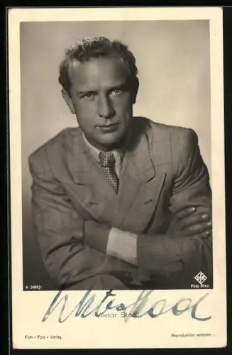 AK Viktor Staal mit verschränkten Armen, Autograph