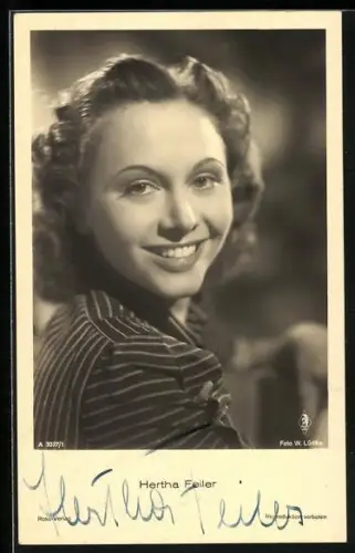 AK Hertha Feiler lächelt, Autograph