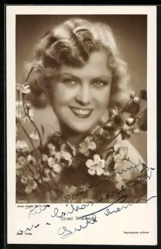 AK Gretl Theimer lächelt hinter blühenden Zweigen, Autograph