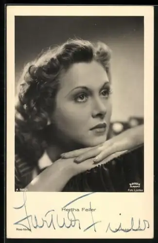 AK Hertha Feiler mit abgestütztem Kinn, Portrait, Autograph