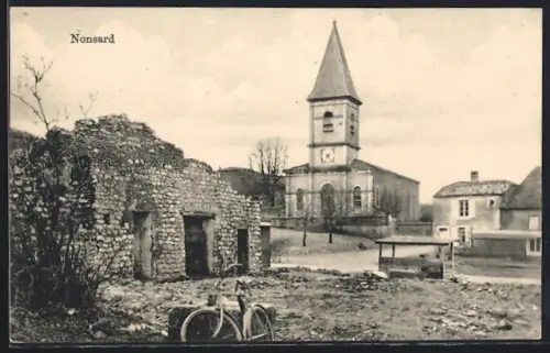 AK Nonsard, Strassenpartie mit Ruinen und Kirche