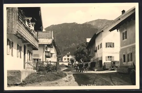 AK Ohlstadt, Strassenpartie mit Bauer auf Ochsenfuhrwerk u. Bergblick